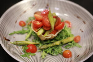 Raffiniert: Spargel-Tomatensalat in Parmesanschale auf Rucolabett 