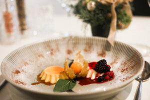 Winterliche Desserts für gemütliche Abende: Panna Cotta mit warmen Waldbeeren 