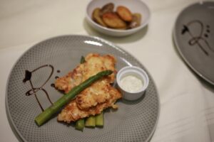 Frühling im Ristorante Romantica: Unsere Empfehlung ist ein leichter Fisch dazu saisonaler Spargel