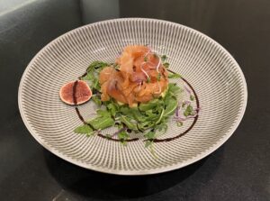 Beliebt: Lachscarpaccio mit Rucola auf Avacadobett