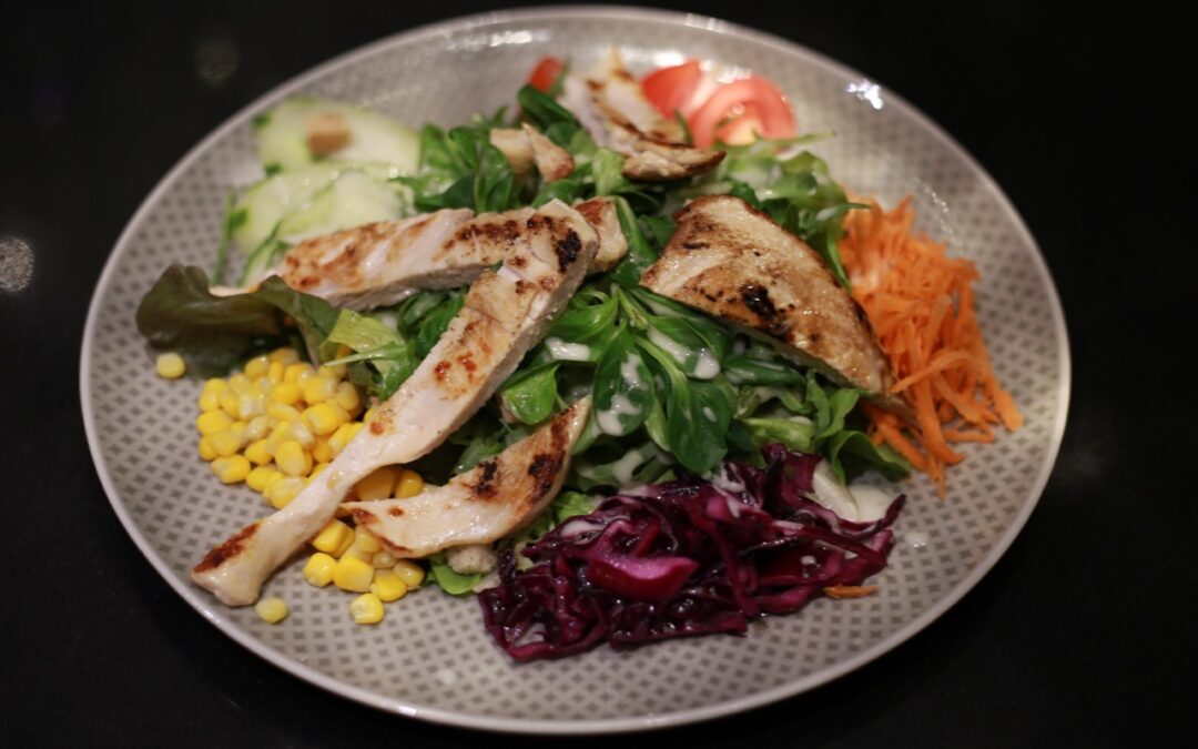 Sommersalate: 3 knackige Variationen für heisse Tage