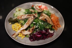 Kochtechniken für heisse Sommertage: Gegrillte Pouletbruststreifen auf einem knackigen gemischten Salat