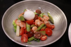 Sommer 2025: Cocktails und Vorspeisen für die Terrasse – da darf ein knackiger Spargel-Shrimps-Salat mit Burrata nicht fehlen.