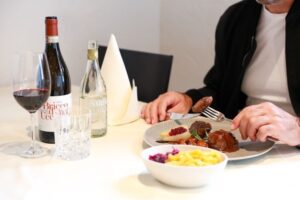 Wein- und Speisenpaarung: Zum Wild wird klassischerweise ein Rotwein getrunken.
