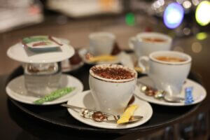 Zwar ist Cappuccino in Italien ein Frühstücksgetränk, wir servieren ihn aber zu jeder Uhrzeit im Romantica.