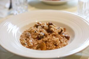 Fakt 7 zu "Italienisches Essen: 10 interessante Fakten": Risotto wird als eigenständiges Gericht in Italien serviert.