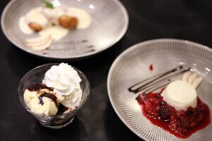 Panna Cotta mit Waldbeeren im Frühling oder doch ein Vanilleglace mit Schokoladensauce?