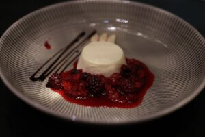 Zu dieser leckeren Panna Cotta-Nachspeise darf es auch ein süsser Wein sein