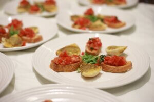 Bruschetta wird von uns als Vorspeise auf einem Teller als auch auf einer Vorspeisenplatte für mehrere Personen serviert