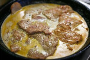 Zart und lecker: Kalbsschnitzel an Kräutersauce 