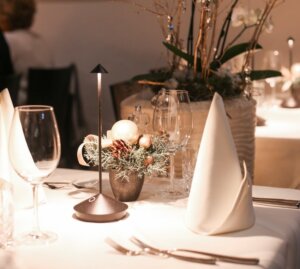 Unsere winterliche Dekoration und warmes Licht bewirken Ihren Zauber