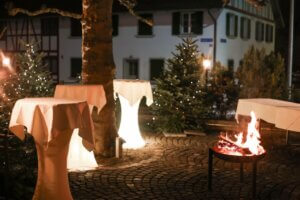 Für Sie und Ihre Kolleginnen und Kollegen bietet die Terrasse reichlich Platz für Gespräche, Drinks und Snacks, um in einen unvergesslichen Abend zu starten