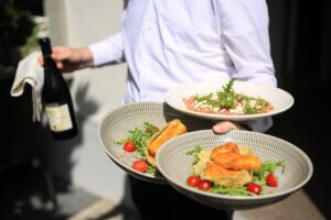 Eine leckere Vorspeise zu einem guten Wein: so startet das perfekte Mittagessen auf unserer Terrasse 