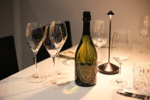 Ein prickelnder Prosecco oder ein Glas Champagner wie der Dom Pérignon ist ein idealer Beginn für einen romantischen Abend